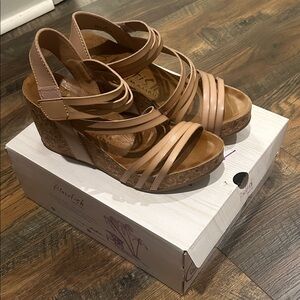 Blowfish Helm Women's blush dye cut Strappy Wedge sz 8.5